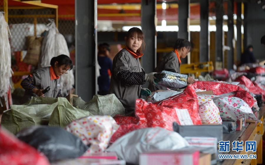 11月11日，一家快遞公司的工作人員正在分揀快件。