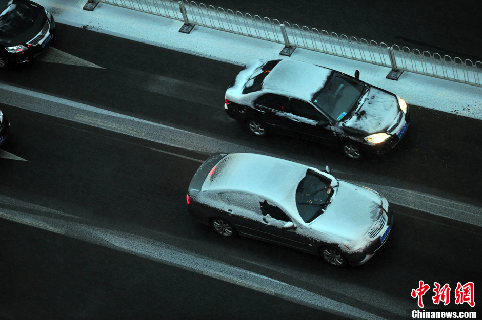 11月18日，沈陽街頭的汽車被積雪覆蓋。