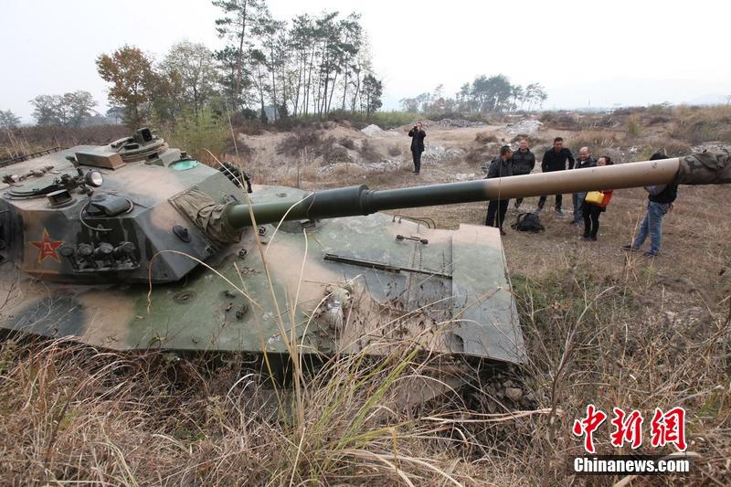 12月4日，浙江臺(tái)州，人們?cè)谔箍饲皣^。