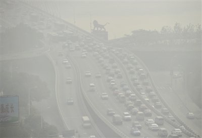 昨日，南昌市八一大橋被霧霾籠罩。 新華社發(fā)