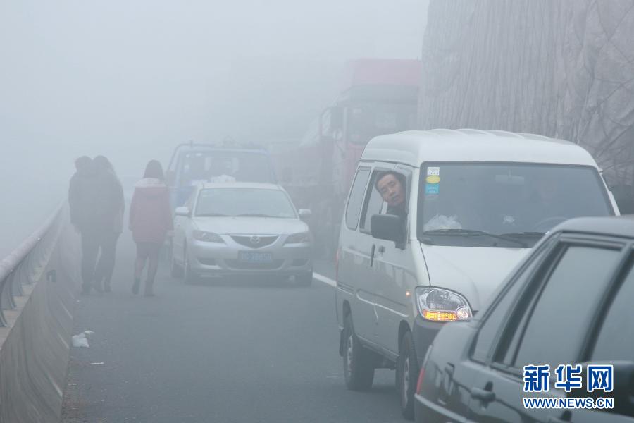 12月4日，滬陜高速揚(yáng)州段大量車(chē)輛滯留。