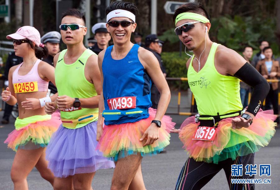 12月8日，三名男選手身著“蓬蓬裙”參加比賽。