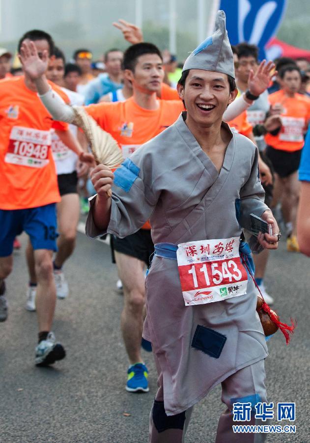12月8日，一名選手身著“濟公”服裝參加比賽。