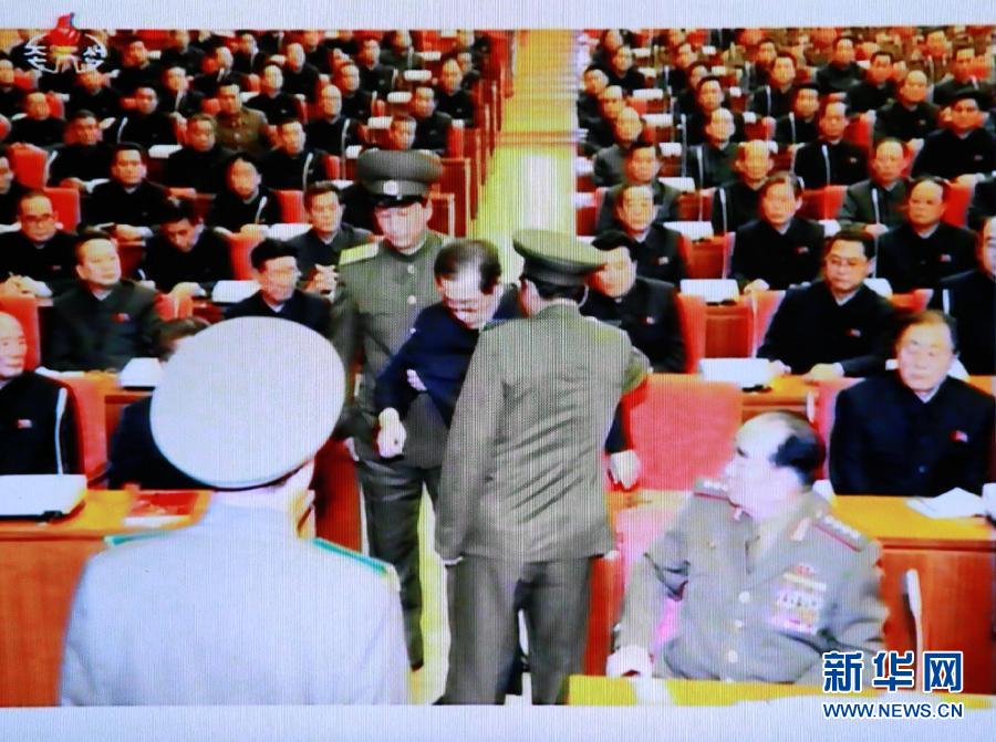 張成澤在12月8日勞動黨中央政治局?jǐn)U大會議現(xiàn)場被帶走。