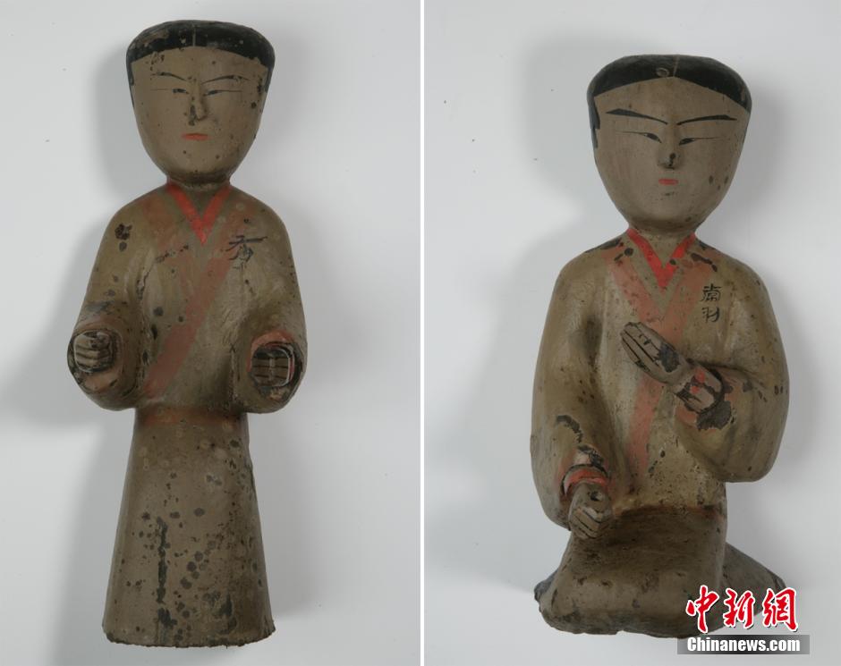 圖為出土的彩繪木俑。