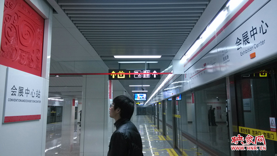 會展中心站，兩塊牌子的站點名稱英文翻譯也不相同