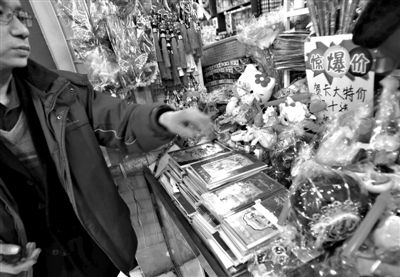 12月27日，世紀(jì)天鼎購物廣場的一位商戶表示，今年的賀卡明顯沒有前幾年好賣。新京報記者 王貴彬 攝