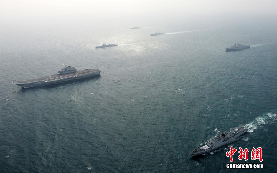圖為遼寧艦與水面艦艇進行協(xié)同訓練。中新社發(fā) 胡鍇冰 攝