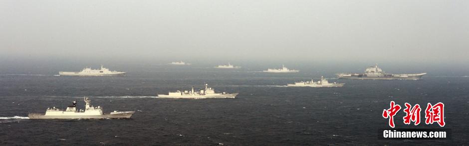圖為遼寧艦與水面艦艇進行協(xié)同訓練。中新社發(fā) 李靖 攝