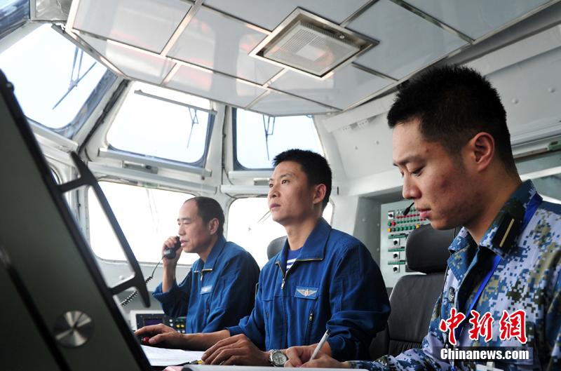 圖為遼寧艦飛行指揮員在塔臺進行艦載機著艦起飛指揮。中新社發(fā) 胡鍇冰 攝