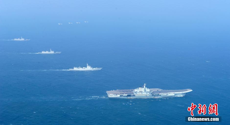 圖為遼寧艦與水面艦艇、飛機進行協(xié)同訓練。中新社發(fā) 胡鍇冰 攝