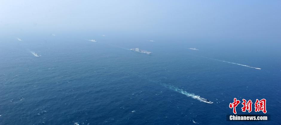 圖為遼寧艦與水面艦艇進行協(xié)同訓練。中新社發(fā) 李靖 攝