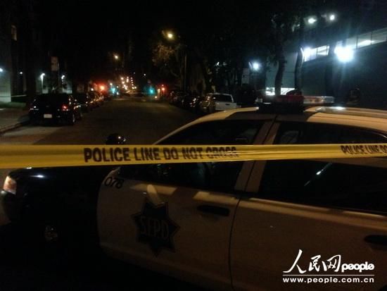 縱火案件發(fā)生在1月1日晚9時(shí)25分，舊金山當(dāng)?shù)鼐胶拖绬T幾分鐘內(nèi)趕到事故現(xiàn)場(chǎng)，并迅速撲滅了火情。記者1日晚趕到現(xiàn)場(chǎng)時(shí)，領(lǐng)館正門所在區(qū)域已經(jīng)被警察封鎖。