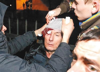 11日，基輔，遇襲受傷的反對派領(lǐng)導(dǎo)人盧岑科接受簡單救護。