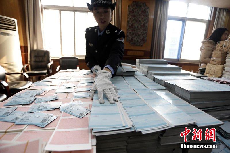 湖北省武漢市，民警清點(diǎn)大量非法制作的成品，半成品假票和制假工具。
