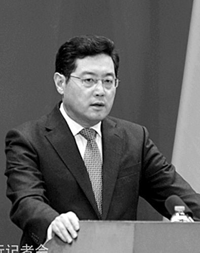 23日，秦剛在外交部例行記者會上。