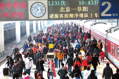 昨天，由北京開(kāi)出的列車(chē)途經(jīng)安徽亳州火車(chē)站，大量旅客回到家鄉(xiāng)