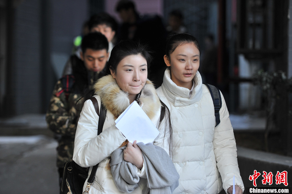 圖為表演系考生走出考場(chǎng)。