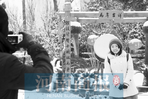 紫荊山公園里布置喜慶，引來不少游客合影留念。記者 楊東華/攝