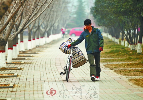 走在校園的小路上，帥氣的單車是我同伴，鼓鼓的行囊盛不下父母深深的惦念。