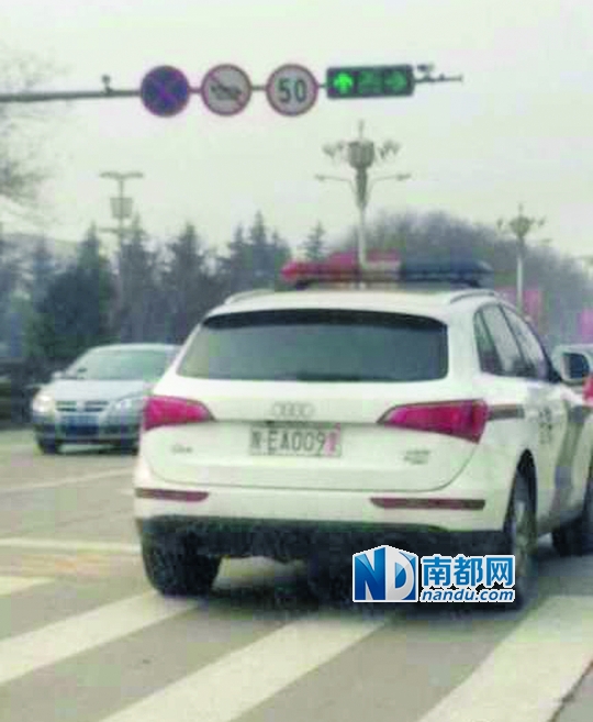 渭南市中院配備的奧迪Q 5警車在路上行駛。圖片來源：新浪微博
