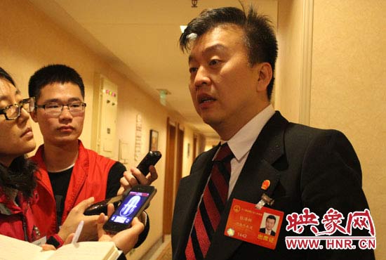 全國人大代表、中央電視臺綜藝頻道節(jié)目組主持人、河南省青聯(lián)榮譽(yù)副主席張澤群