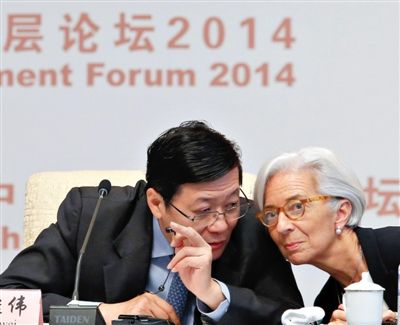 “中國發(fā)展高層論壇2014開幕式”上，國際貨幣基金組織總裁拉加德與中國財政部部長樓繼偉（左）討論。