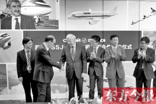 　昨日，“蘇霍伊SSJ-100飛機(jī)項(xiàng)目”合作簽約儀式在鄭州舉行