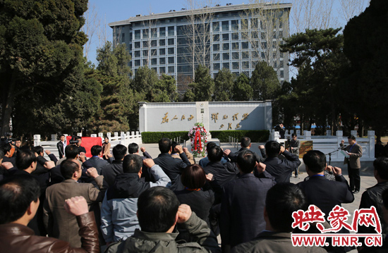 在焦裕祿紀(jì)念館，參觀的人絡(luò)繹不絕，一批批來自全國各地的黨員干部前來學(xué)習(xí)焦裕祿事跡