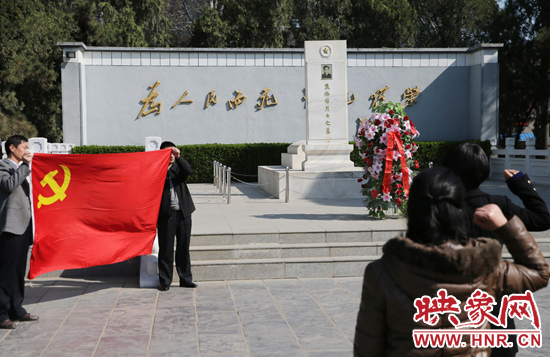 在焦裕祿紀(jì)念園，來自河南的黨員干部在焦陵前宣誓。