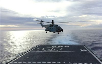 3月29日，一架艦載直升機(jī)從井岡山艦起飛執(zhí)行搜索任務(wù)。當(dāng)天，海軍井岡山艦抵達(dá)南印度洋新任務(wù)區(qū)開始搜索。 新華社發(fā)