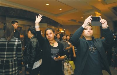 昨晚，麗都飯店，32位馬航失聯(lián)客機(jī)家屬準(zhǔn)備赴馬來(lái)西亞。新京報(bào)記者 侯少卿 攝