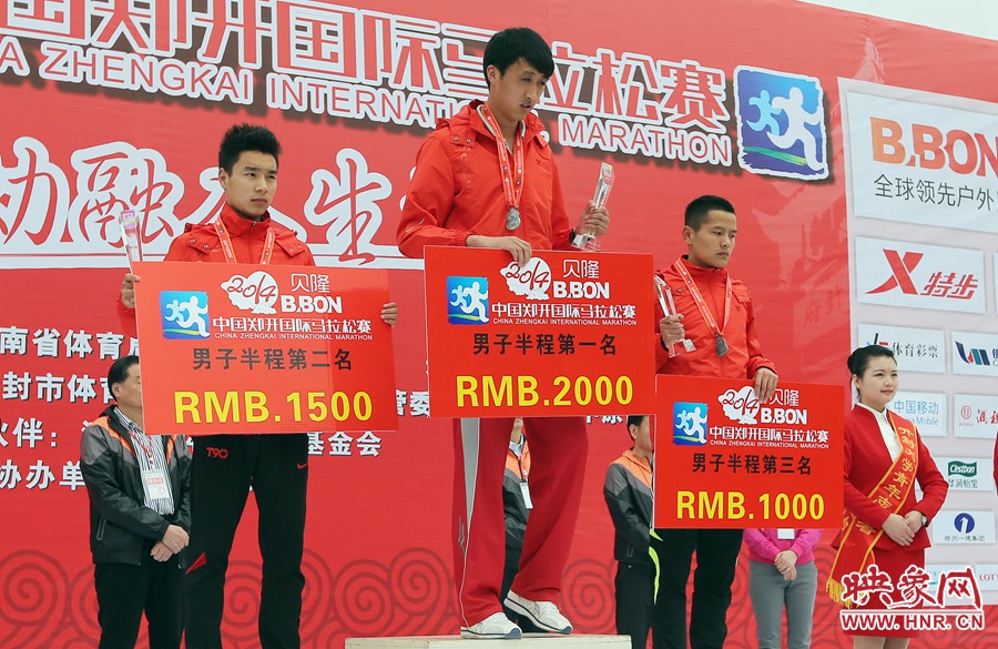 男子半程前三名選手。