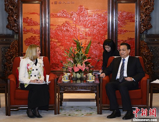 中國國務(wù)院總理李克強在北京中南海紫光閣會見了美國《科學(xué)》雜志主編瑪西婭·納特一行。