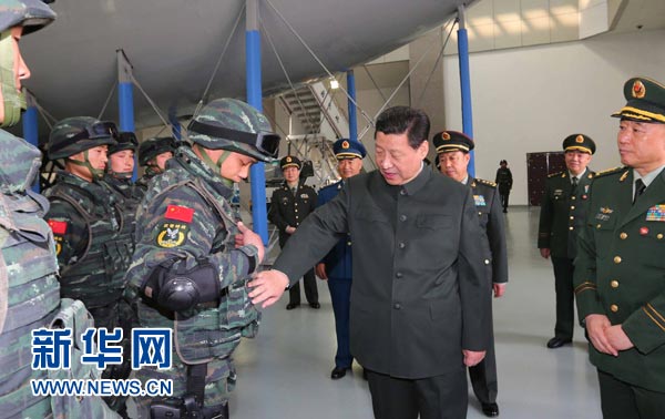 這是習(xí)近平同特戰(zhàn)隊(duì)員親切交談，詳細(xì)詢問他們的教學(xué)訓(xùn)練和生活情況。