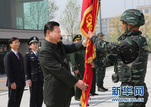 這是習(xí)近平將隊(duì)旗鄭重授予“獵鷹突擊隊(duì)”大隊(duì)長。