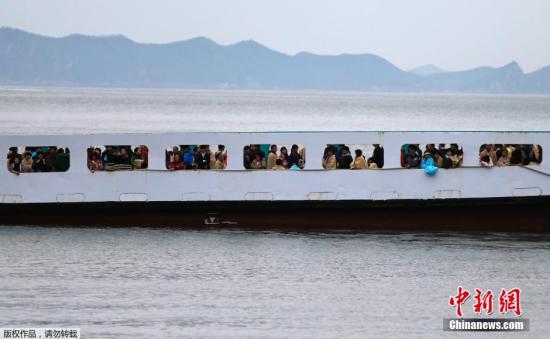 　4月17日清晨，失蹤者家屬乘坐渡輪前往事故現(xiàn)場(chǎng)。