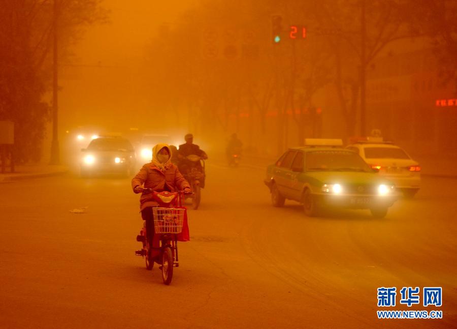 4月23日，沙塵暴中的敦煌街頭。