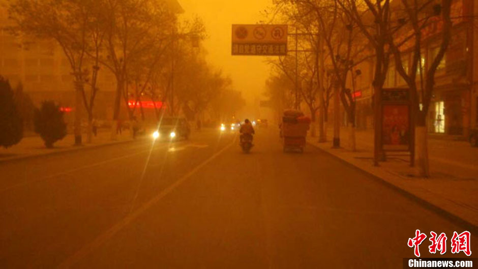 4月23日中午，甘肅酒泉多地出現(xiàn)強沙塵暴。