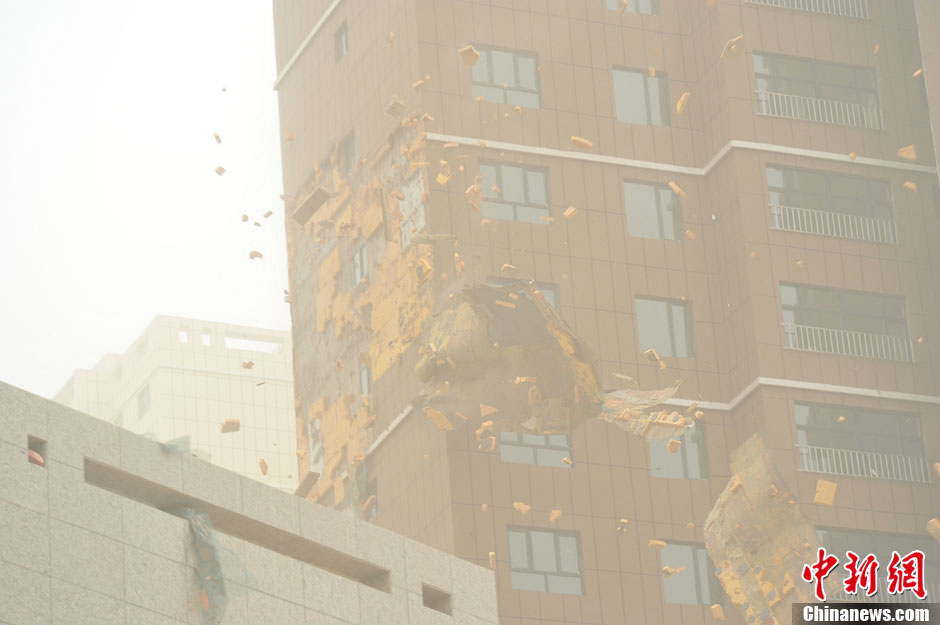 4月23日，受強冷空氣影響，新疆哈密出現(xiàn)出現(xiàn)強沙塵和降溫天氣，部分路段能見度不足50米