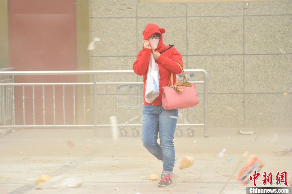 4月23日，受強冷空氣影響，新疆哈密出現(xiàn)出現(xiàn)強沙塵和降溫天氣