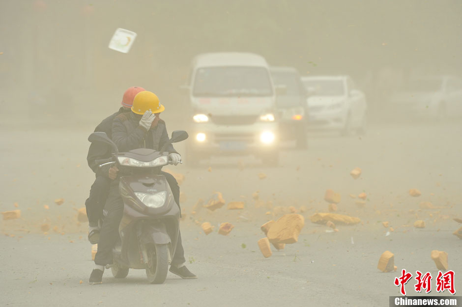 4月23日，受強冷空氣影響，新疆哈密出現(xiàn)出現(xiàn)強沙塵和降溫天氣