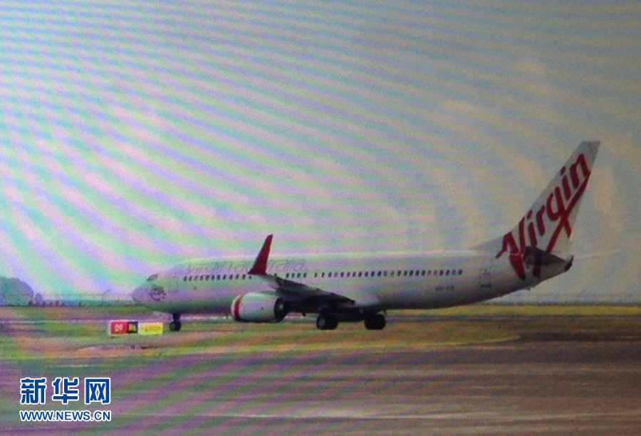 4月25日，迫降的澳大利亞維珍航空公司客機(jī)停在印度尼西亞巴厘島登巴薩機(jī)場(chǎng)（透過(guò)飛機(jī)舷窗拍攝）。