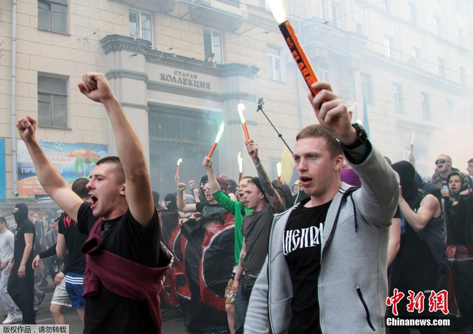 當(dāng)?shù)貢r(shí)間4月28日，烏克蘭哈爾科夫，親歐民眾和親俄民眾在街頭示威時(shí)發(fā)生大規(guī)模沖突。