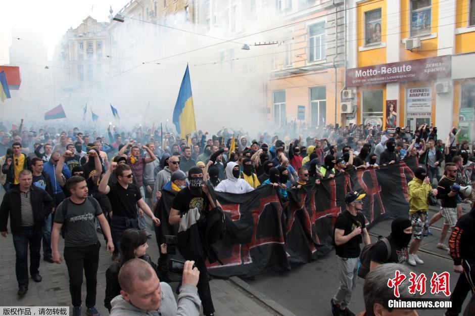 當(dāng)?shù)貢r(shí)間4月28日，烏克蘭哈爾科夫，親歐民眾和親俄民眾在街頭示威時(shí)發(fā)生大規(guī)模沖突。