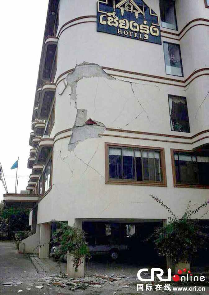 　當?shù)貢r間2014年5月5日，泰國清萊，一棟酒店大樓墻皮脫落。 圖片來源：東方IC
