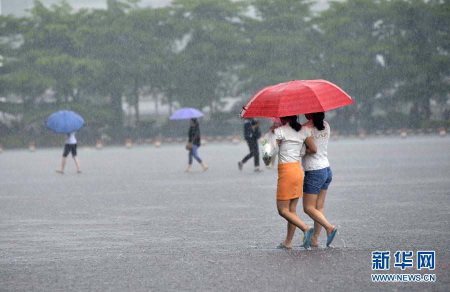 5月11日，市民在深圳梅林檢查站廣場冒雨出行。