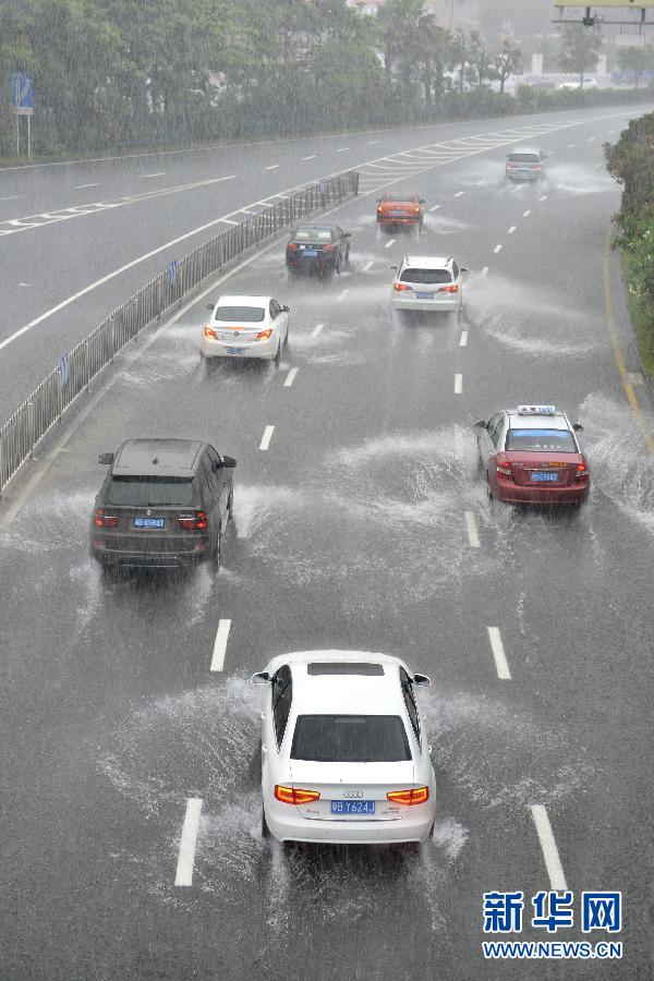 　5月11日，車輛在深圳街頭涉水前行。