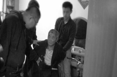 　向南夫被警方抓獲。