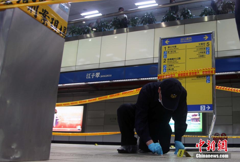 圖為新北市警察在現(xiàn)場(chǎng)勘查。中新社發(fā) 劉舒凌 攝